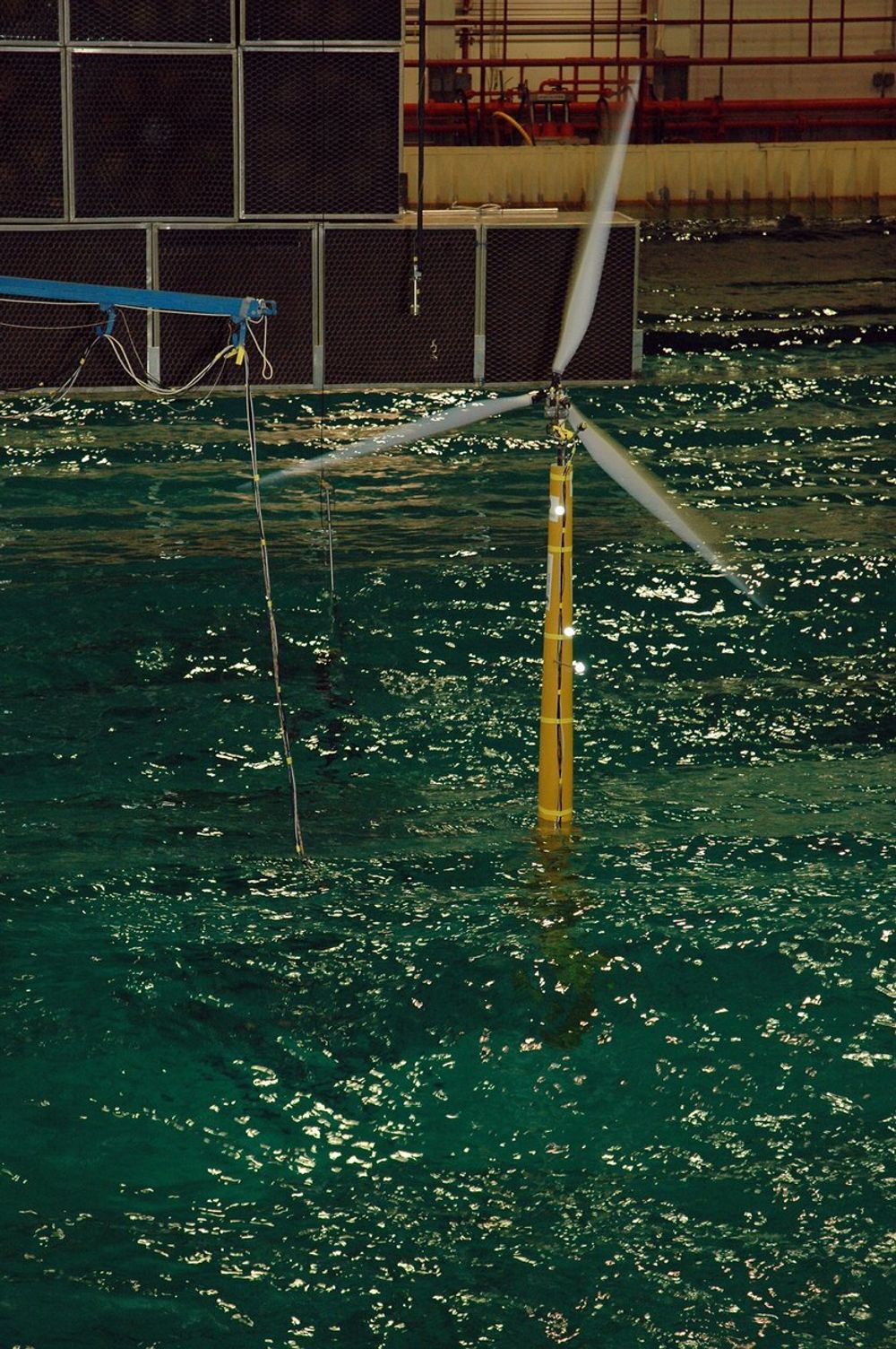 FORSØK:I Sintefs  havbasseng er HyWind testet med vindstyrker opp til 30 m/s og bølgehøyde 15 meter. Modellen er i størrelse 1:47.