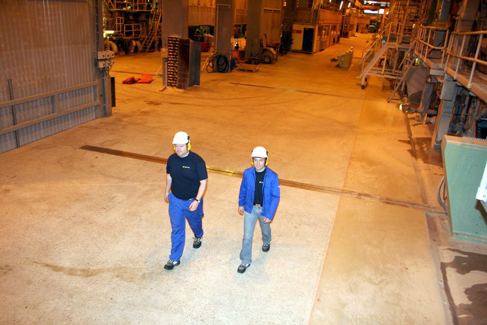De unge sivilingeniørene Morten Indbryn (til venstre) og Ole Jørgen Kjelstad har mange ideer og håper de kan bidra til å hjelpe bedriftene å produsere mer effektivt.