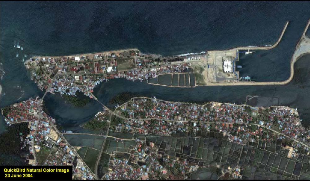 Havneområde i Banda Aceh på Sumatra fotografert fra satellitt i august i fjor.
