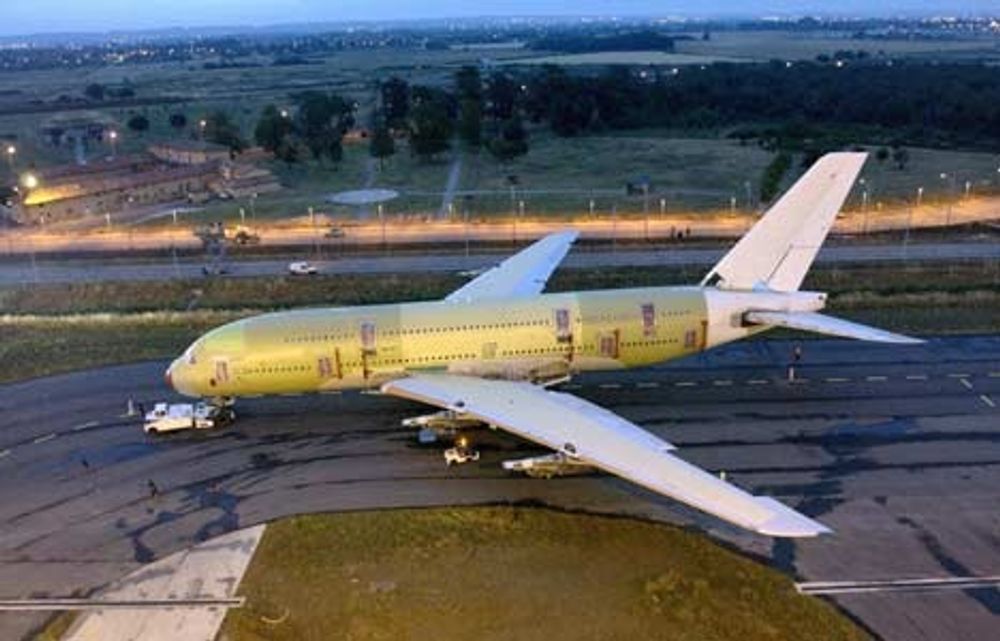 KJEMPE: Airbus A380 prototyp 001 taues her inn mot utstyrshangaren ved Airbusverkstedene utenfor Toulose. Maskinen skal prøveflys mot slutten av året, kanskje så tidlig som i august. FOTO: AIRBUS