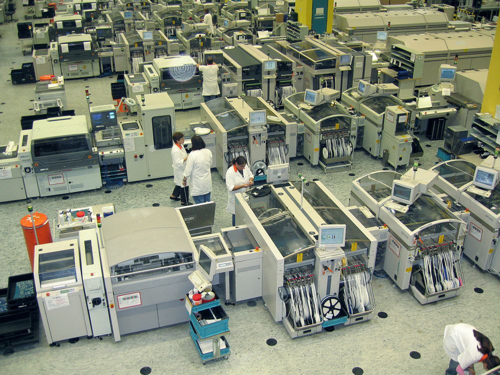 FLEKSIBEL:Høy automatiseringsgrad og en fleksibel arbeidsstyrke gjør det mulig å produsere PC-er lønnsomt ved Fujitsu Siemens store fabrikk i Augsburg.