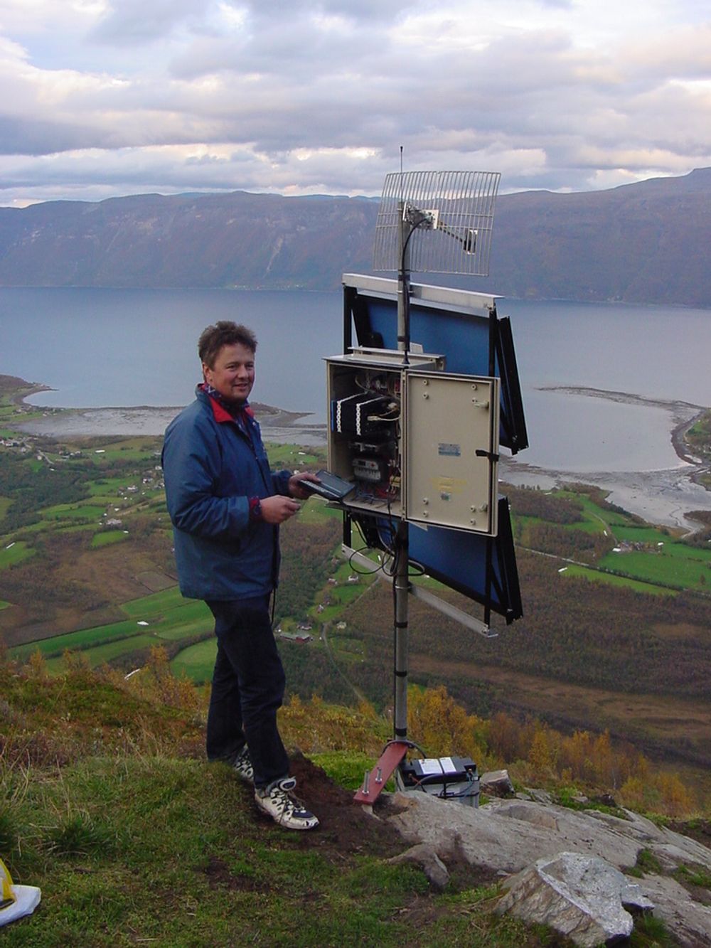 PEILER INN SAUER: Antenna tar imot signaler fra sauebjellene i Lyngsalpene. Her er senioringeniør Ken-Arne Jensen ved Universitetet i Tromsø på befaring.