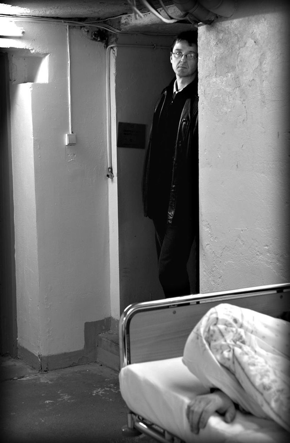 PÅ ÅSTEDET: Forfatteren Tore Oksenholm er her avbildet på åstedet i thrilleren.