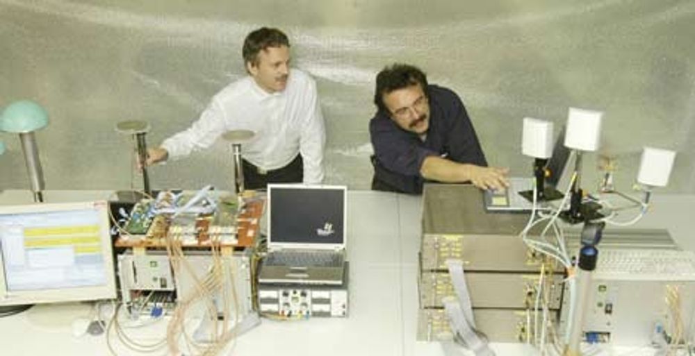 SUPERRASKT: Siemens-forskere demonstrerer her 1 Gbit/s trådløs dataoverføring.