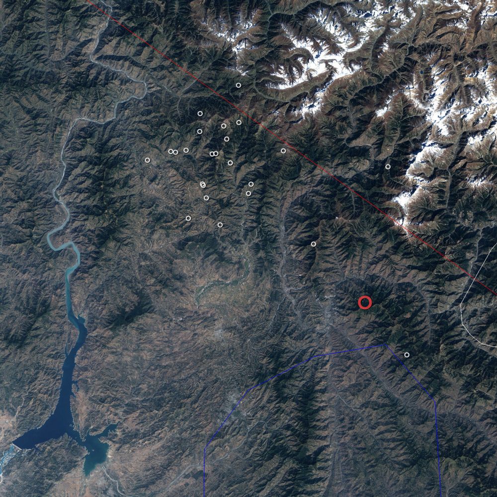 Jorskjelvet som rammet Pakistan, India og Afghanistan 8. oktober hadde sitt episenter der den røde ringen er plassert. Etterskjelven sess som hvite ringer. Grensen mellom Den indiske og asiatiske plate er markert med rød strek.