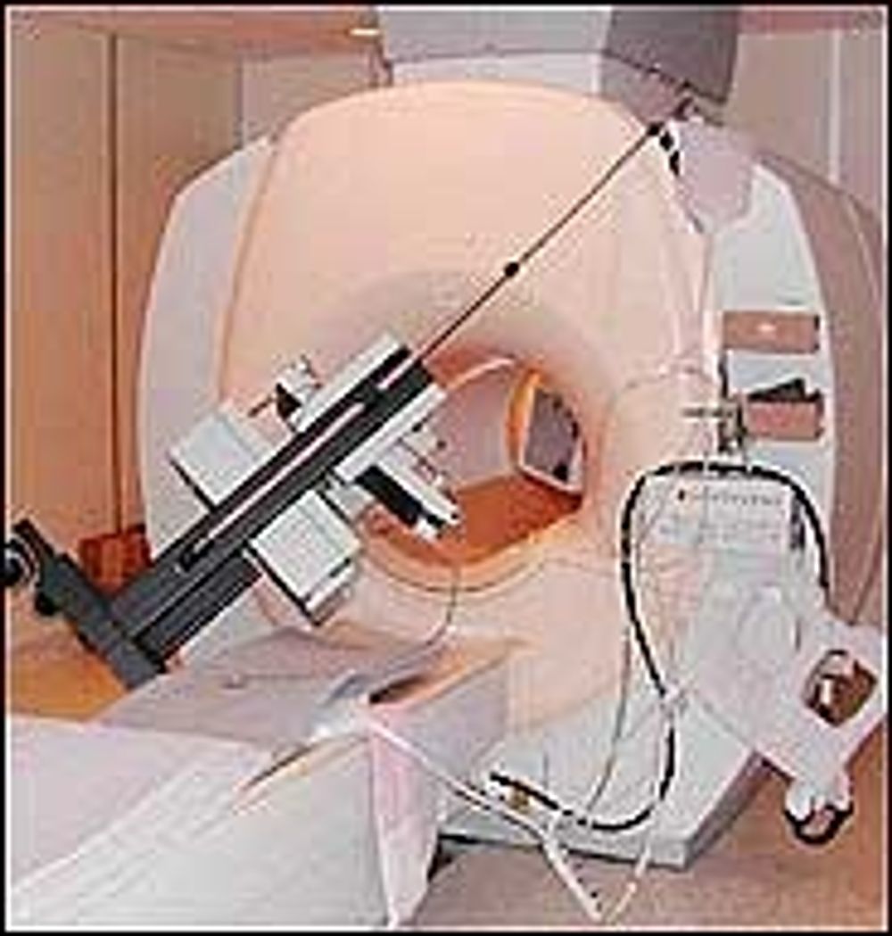 PC-bord, stoler og annet kontorutstyr dras lett inn i den kraftige magneten på de nye MRI-skannerne. Fotos: NYT