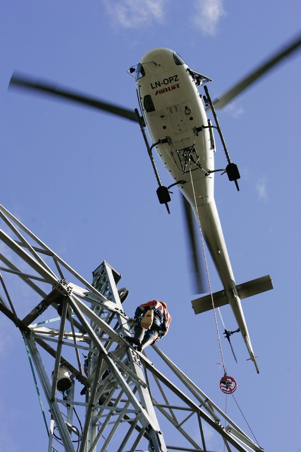 NØDVENDIG: Helikoptereret er uunnværlig ved bygging av kraftlinjer. Her ved bygging av en 420 kV linje.