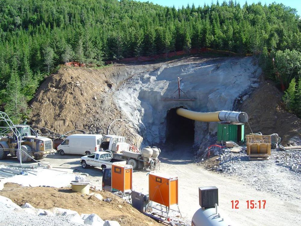 ADKOMSTTUNNEL: Fra Jensvolldalen ble det sprengt adkomsttunnel til fjellhallen i Hunstadlia.