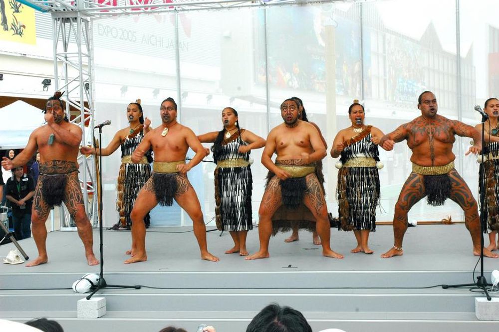 EKSOTISK: Maorier i full mundur, eller kanskje mangel på.