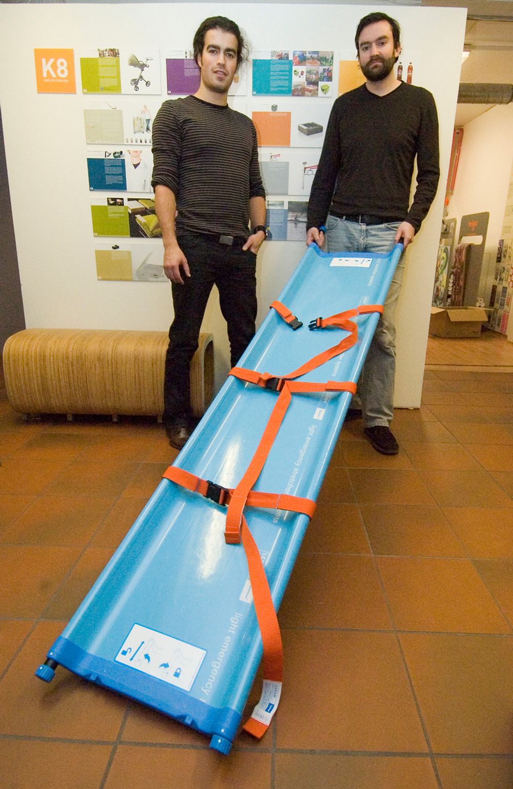 BÅRE: Industridesignerne Jørgen Leirdal (til venstre) og Mathias Hansson med pasientbåren LESS som også skal lanseres internasjonalt. Hele 50 bårer kan lett stables på en pall som ikke veier mer enn 50 kg.