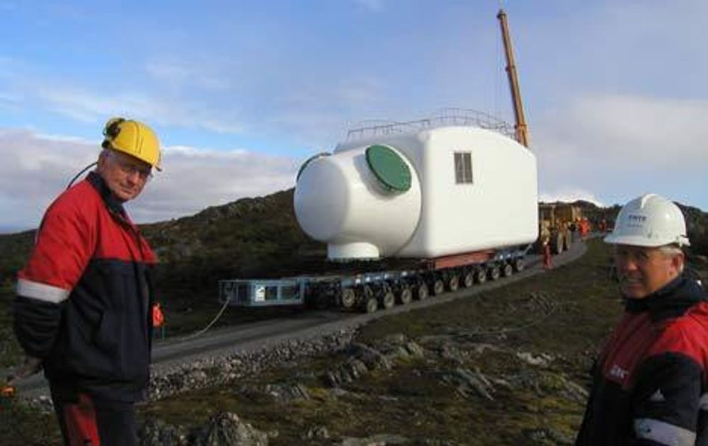 STORE DIMENSJONER: Her transporteres det gigantiske maskinhuset til NTEs 3 MW vindturbin på Hundhammerfjellet. NTEs Snorre Helmersen (t.v) og Inge Hestad bivåner transporten.