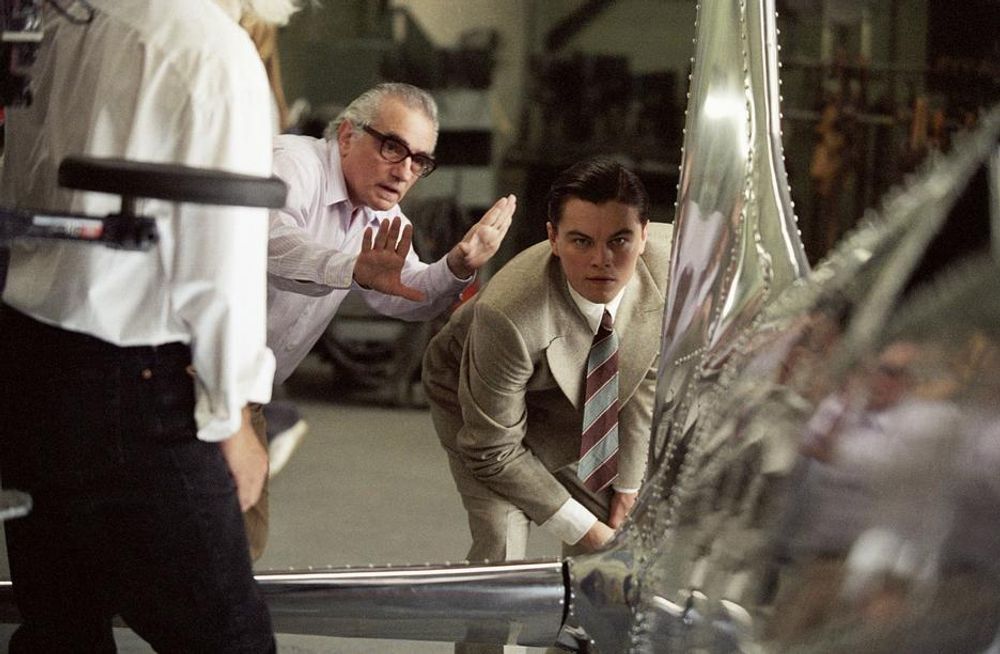 MODELLFLY: Regissør Martin Scorsese valgte tradisjonelle modeller fremfor digitalge rekonstruksjoner av flyene da han laget filmen om Howard Hughes. Her instruerer regissøren Leonardo DiCaprio.
Foto/Copyright: Nordisk Film
