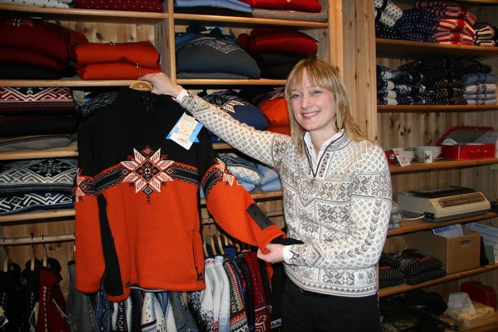 TEFLON: Markedssjef Britt Dalland viser stolt frem den teflonbelagte genseren. Ullgenseren er både vann- og vindtett.