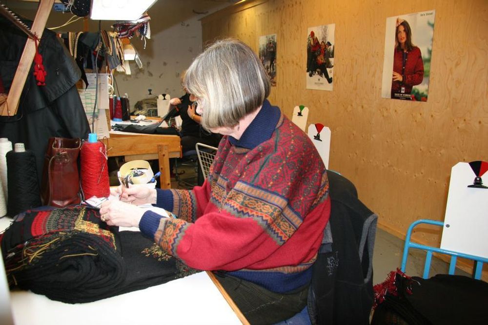 KONTROLL: Ingrid Kallestad sjekker alle genserne før de sendes videre.