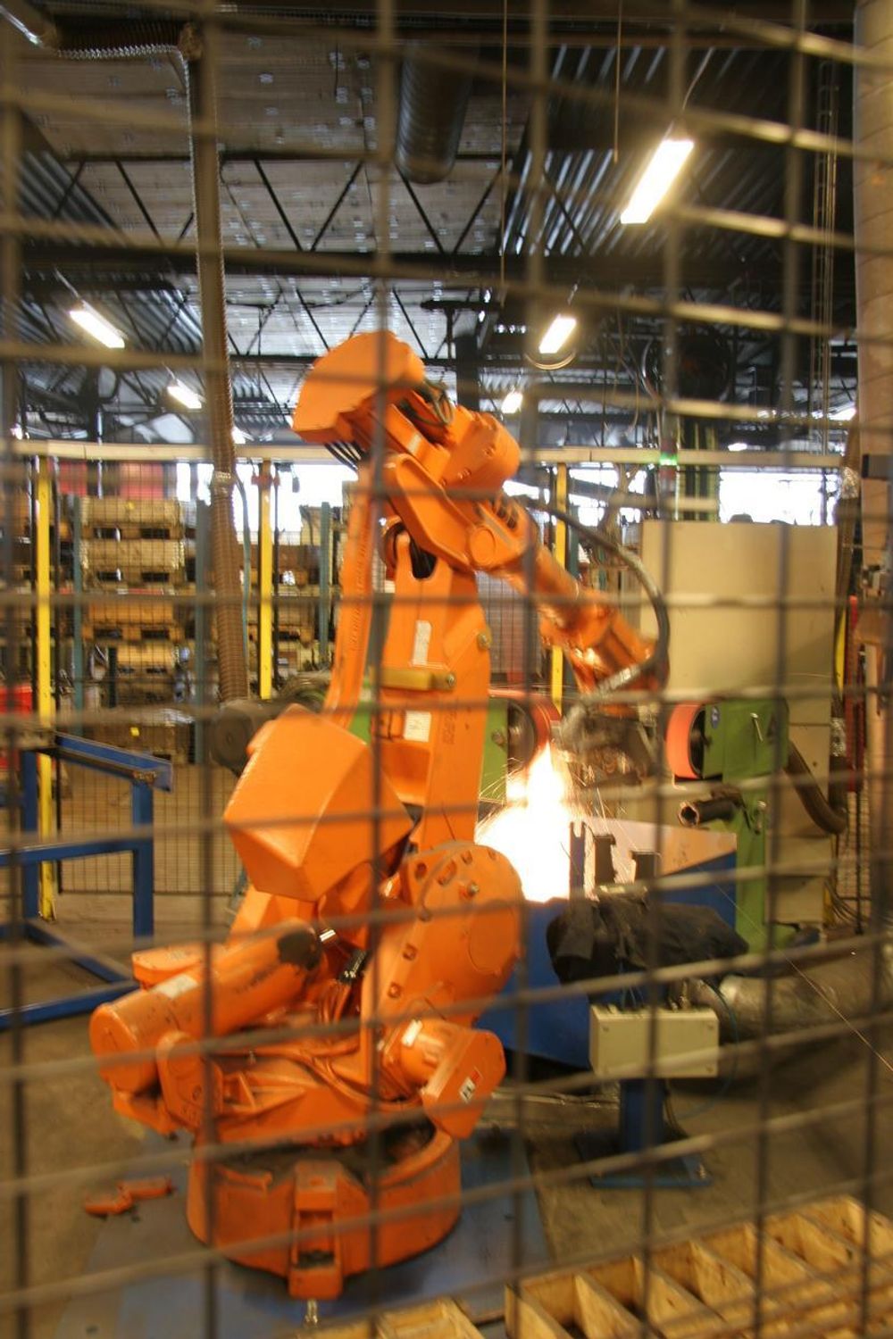 ROBOT: Denne roboten erstattet seks mann i produksjonen. Den sliper og herder øksene til Brødrene Øyo.