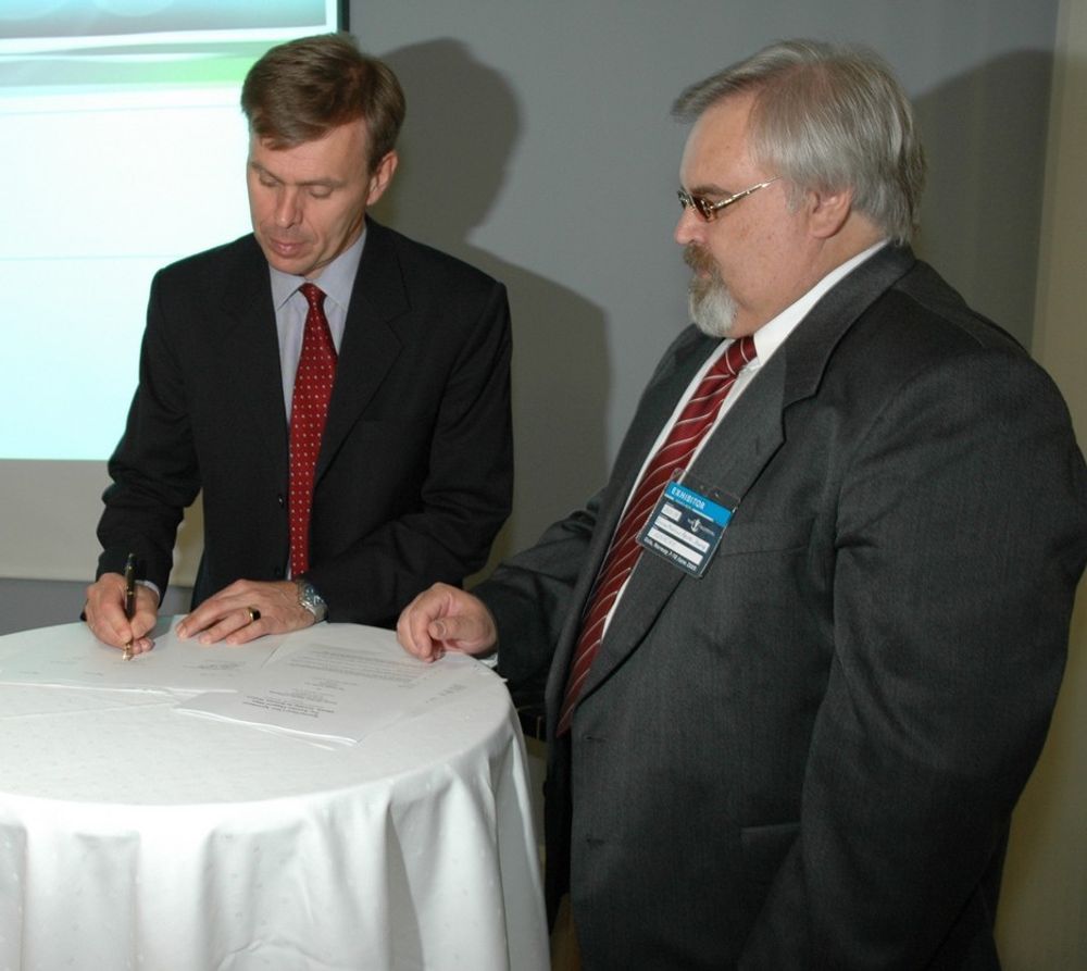 I UNION: Tor Svensen i DNV og Sergey Koshchy fra RS underskrev en samarbeidsavtale den 7.juni om klassifisering av skip for arktiske strøk.
