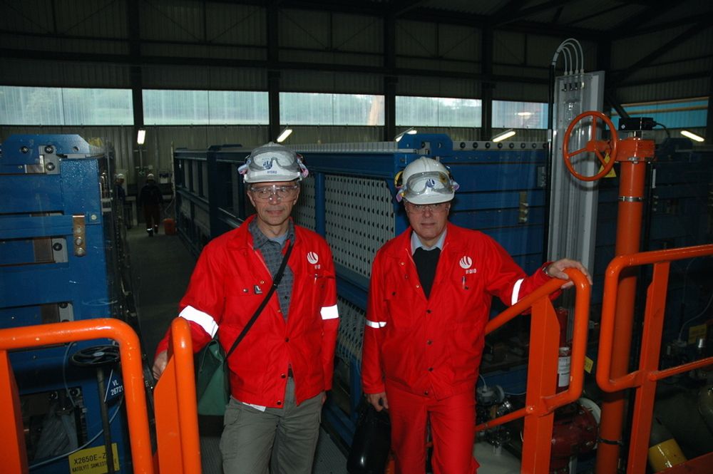 FORNØYDE KARER: Prosjektleder Anton Rinnen og adm. direktør Leif Hellebø foran kjernen i den nye fabrikken, de  mebranbaserte elektrolysørene.