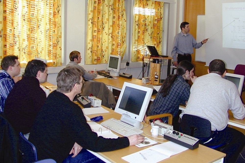 PÅ HUSET: Teknisk sjef Thorbjørn Ruud holder kurs i Beijer Electronics lokaler.