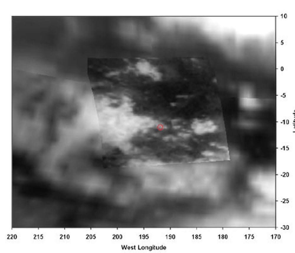 MØRKT OG LYST: Den røde sirkelen viser hvor Huygens landet på Titan, trolig i en sone med mørke og lyse områder. Instrumentkapselen kom frem til Titans grensenitthøyde 1 270 km 14. januar klokken 11.13 norsk tid. Målingene begynte i en høyde av 150 km, og landingen fant sted klokken 13.45. Foto: ESA/Nasa/JPL/