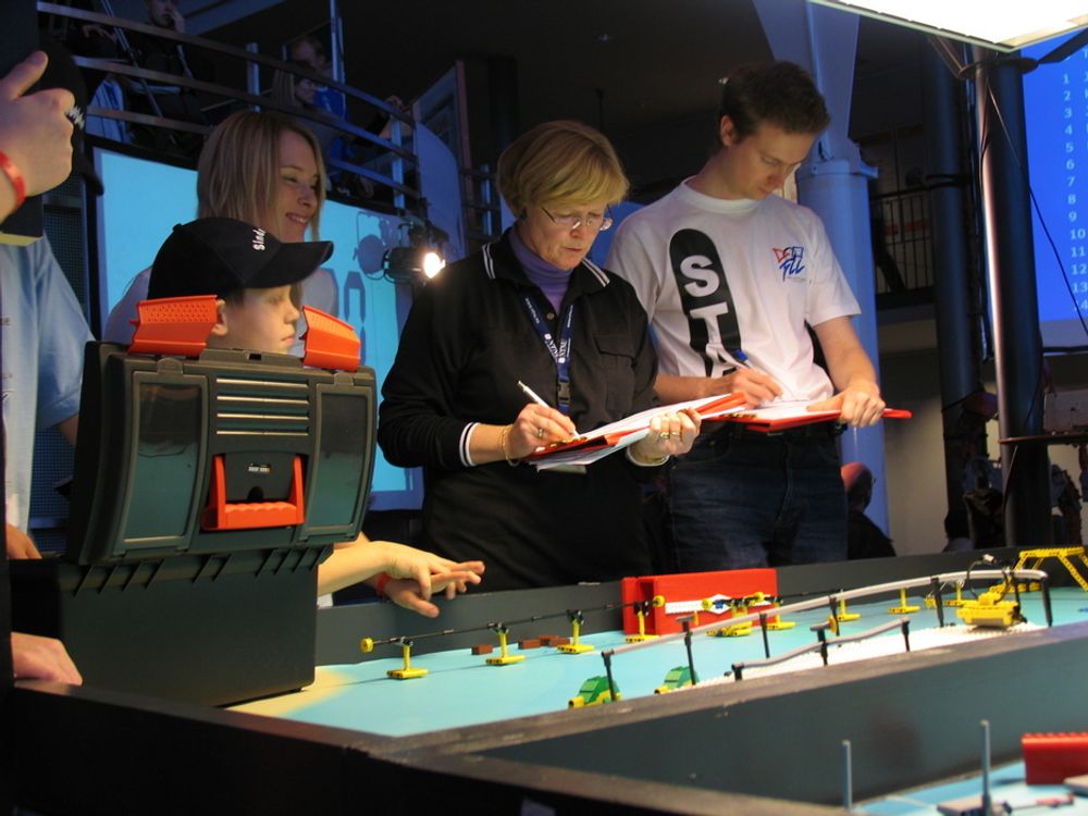 President Marianne Harg i Tekna var ivrig dommer i robotkonkurransen.