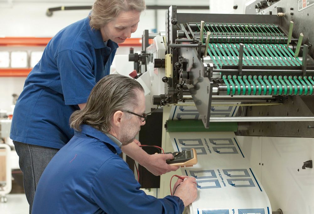 KLAR FOR TRYKK: I Norrköping står denne pressen klar for å trykke enklere elektronikkomponenter direkte på papir.