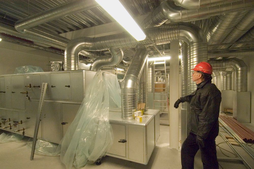 DUBLERT: Rolf Kåresen i en teknisk etasje under rommene til isolatsenteret. Hvert rom har dublerte ventilasjonsaggregater. Helt spesielle løsninger må til for å oppnå gasstette gjennomføringer av rør og kabler.FOTO: KNUT STRØM