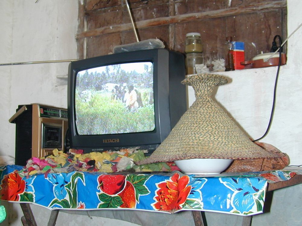 SENTRAL PLASS: Fjernsynet har fått en sentral plass i mange zanzibarske landsbyhjem. Men sex har det blitt mindre av.