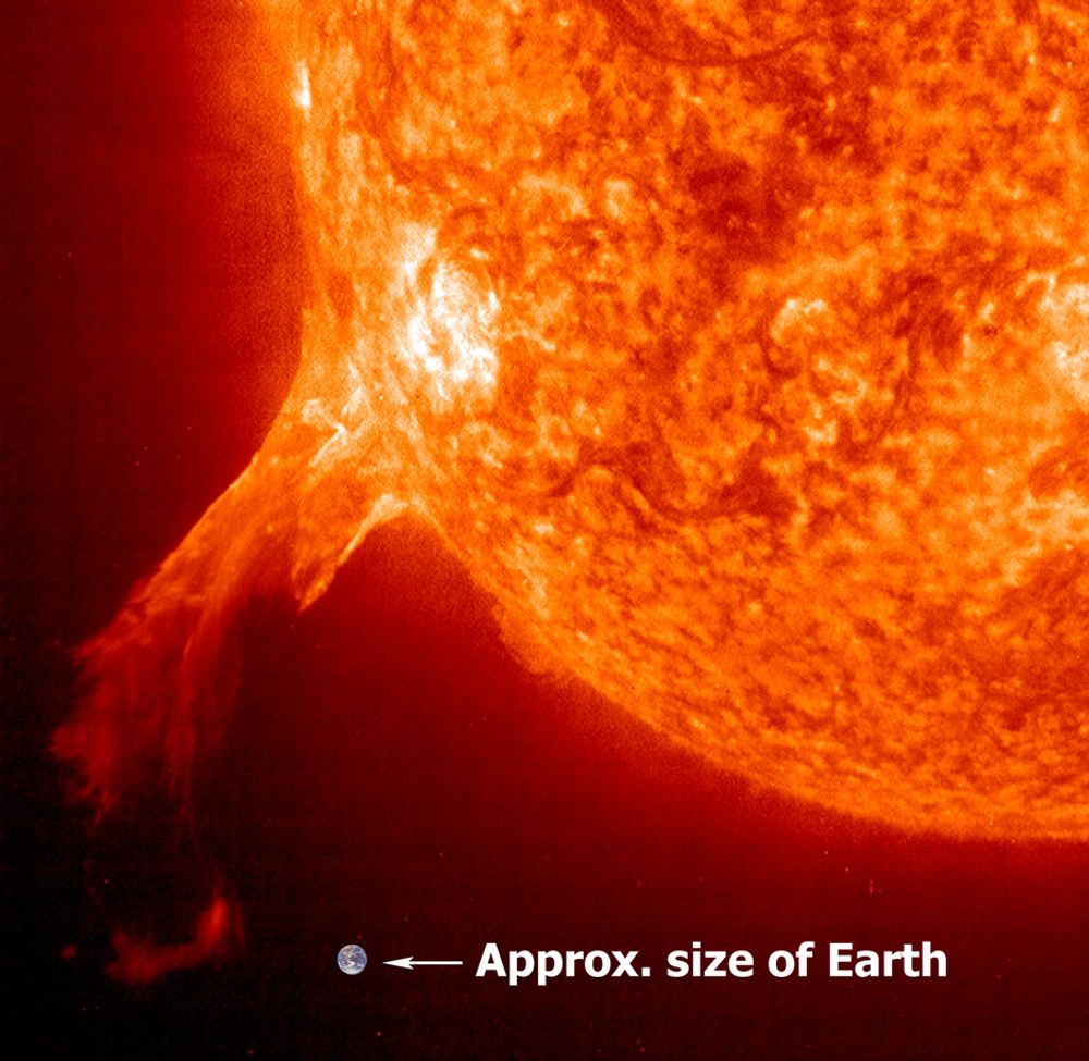 SÅ SMÅ ER VI: Jorda påvirkes kraftig av gassutblåsningene fra Sola,  Her er forskjellen i størrelse på Jorda og Sola illustrert.
