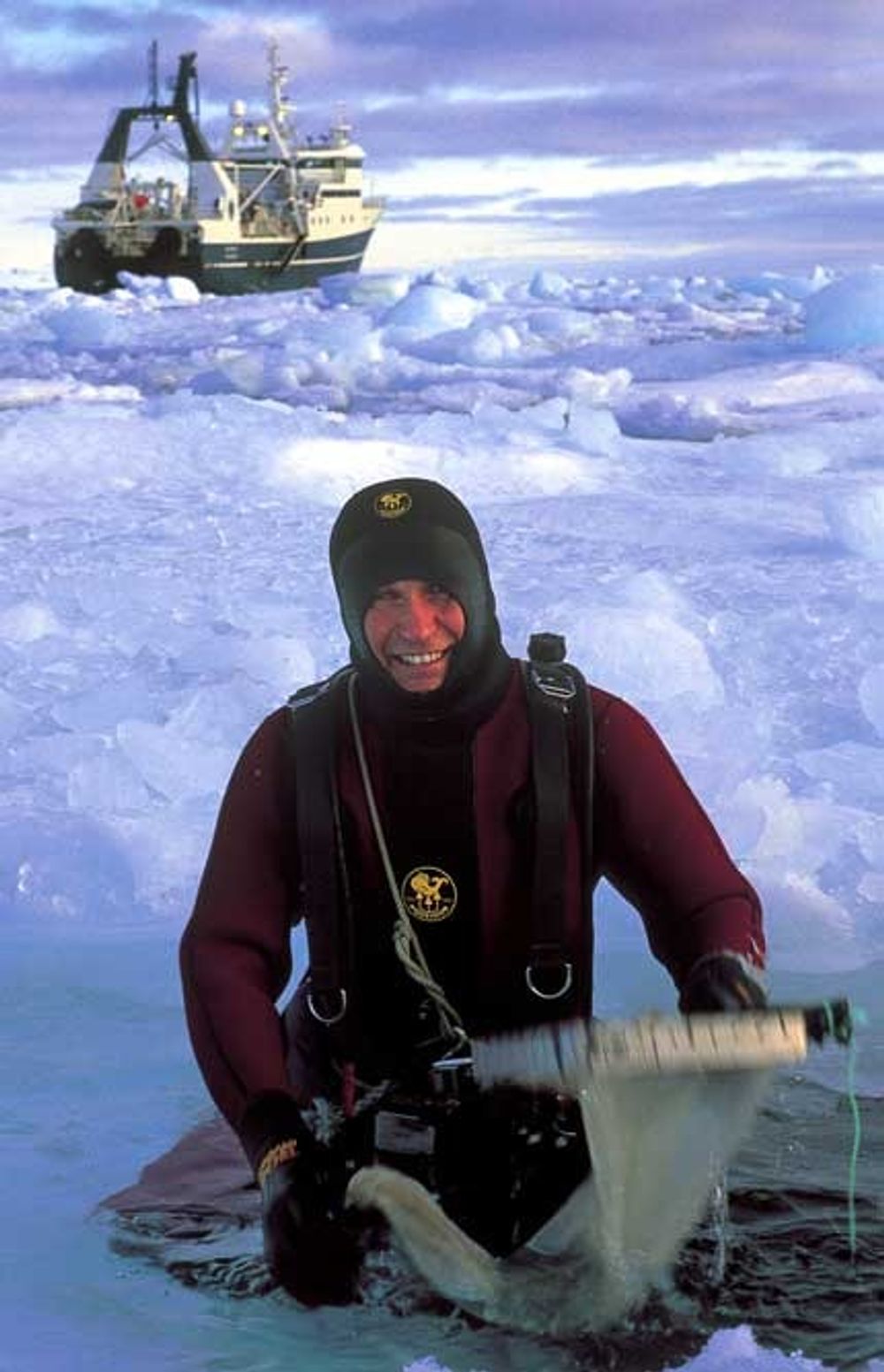 Bjørnb Gulliksen på tokt ved Svalbard, på jakt etter nytt materiale til Tromsøs forskningslaboratorier. Foto: Erling Svendsen