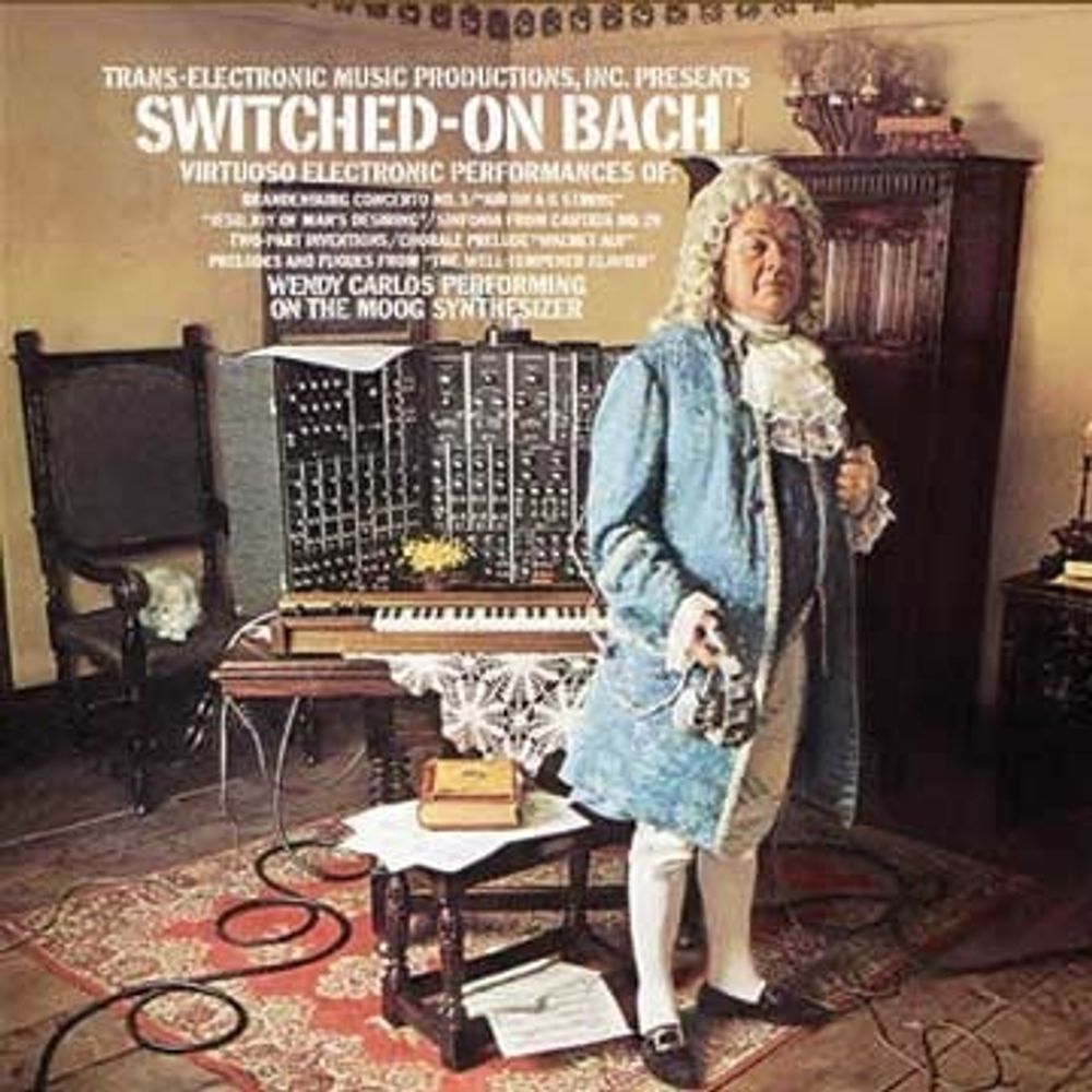 Platecover for Wendy Carlos' elektroniske musikkversjon av Johan Sebastian Bachs musikk, spilt på analog Moog Synthesizer i 1968. Klassisk skolerte musikere rev av seg parykken, mens ungdom fikk ørene opp for både klassisk og elektronisk musikk. Robert  Moog har igjen  begynt å produsere de populære, analoge MinMoog-ene. Mange unge musikere er lei det digitale lydbildet.