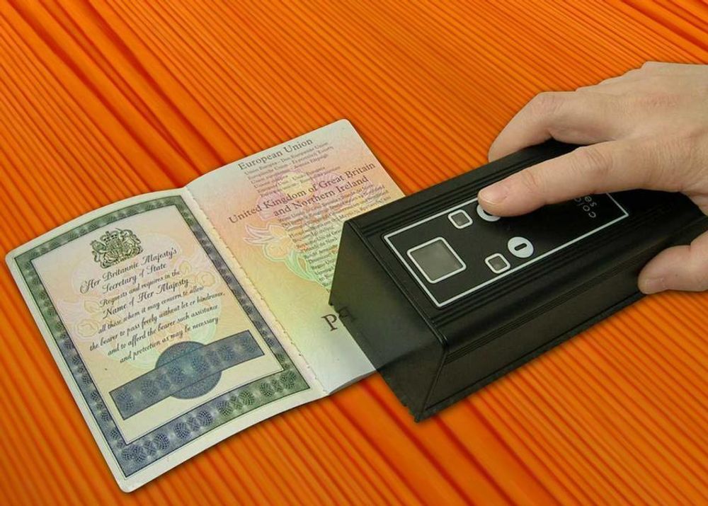 NIX JUKS: Nå er det slutt på å jukse med pass, ID-kort, penger og aksjer. Et nytt instrument utviklet i UK avslører den minste nyansefeil i fargetrykk og slår straks alarm.