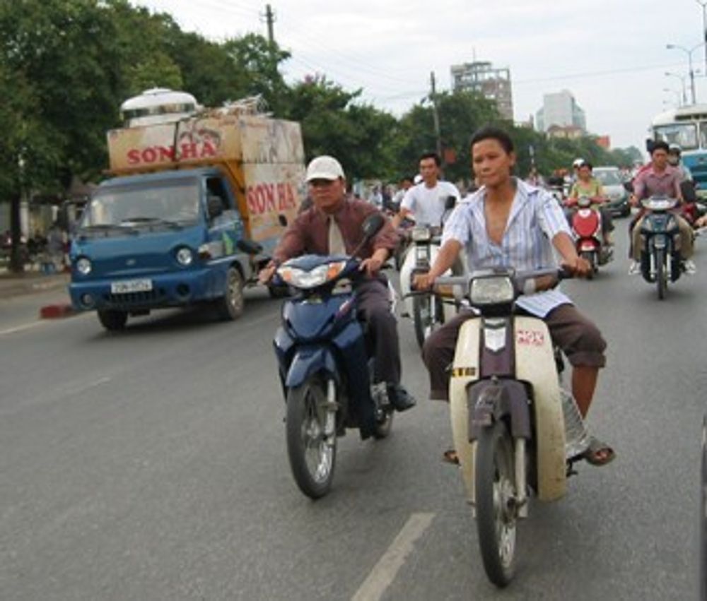 Trafikken i Vietnam er tett og annerledes enn vi er vant til. Nå vil landets myndigheter lære trafikksikkerhet av Norge.