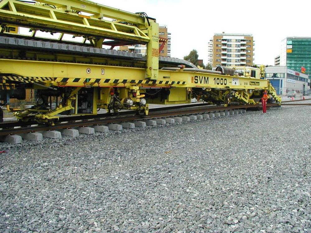 TRAUST: Den svenske sporleggingsmaskinen håndterer 120 meters skinnelengder. Nå er den i full sving med siste etappe mot Carl Berners Plass.