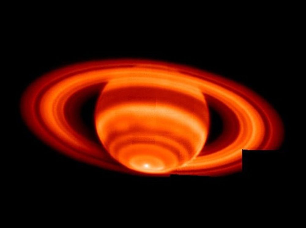 GIGANTSPEIL: Kjempen Saturn produserer ikke selv røntgenstråler. Den bare reflekterer Solens utstråling. Saturn kan derfor fungere som antenne, eller som et kjempespeil, og avslører solaktivitet skjult for oss.