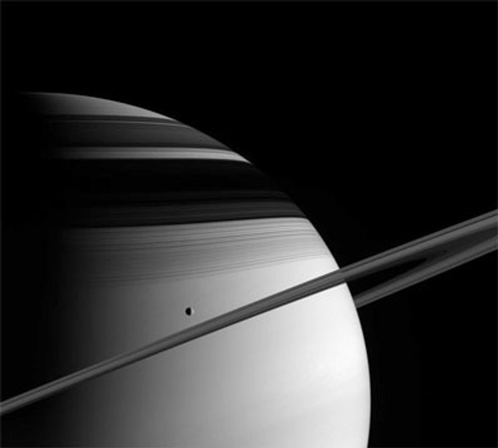 Saturn med sine isringer og månen Thetys. Bildet er tatt fra Cassini, som passerte 1,4 kilometer fra planeten.