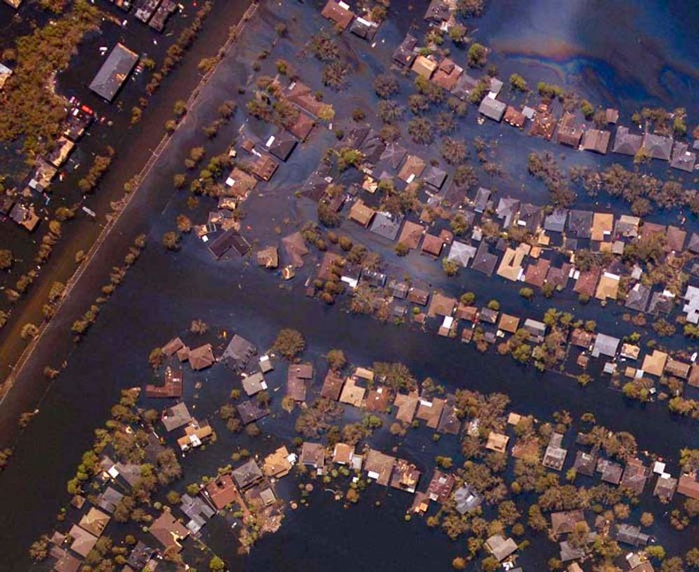 Katrina ødela både hus og veier med vinder på opp til 240 kilometer i timen. Diker ble skadet og dermed ble store deler av New Orleans lagt under vann.