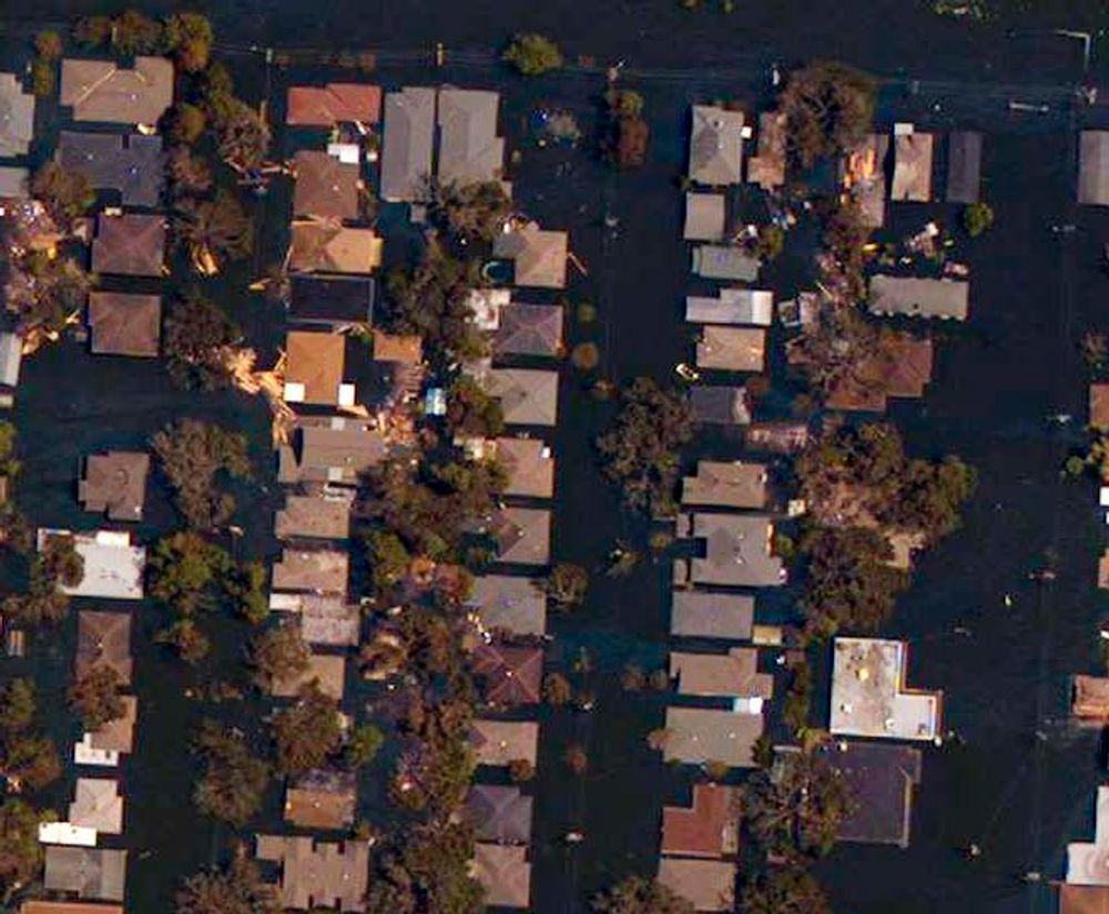 Mange tusen hus er ubeboelige i New Orleans. Satellitttbildene er så detlajerte at beboerne kan finne igjen sine egne hus og sjekke tilstanden via internett.