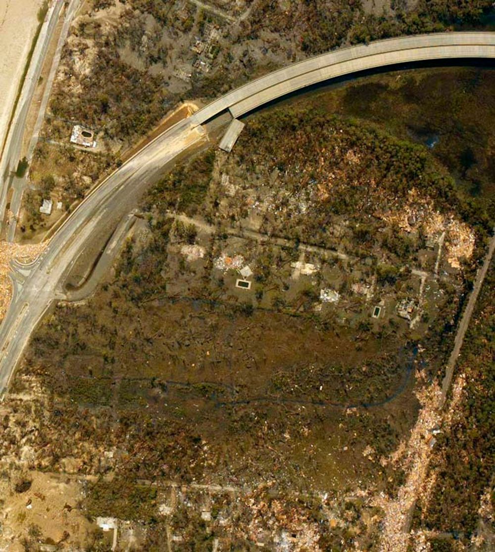Ødeleggelsene er enorme etter katrina. her fra Bay St. Louis, Mississippi. Bildet er tatt 30. august, dagen etter orkanens herjinger.