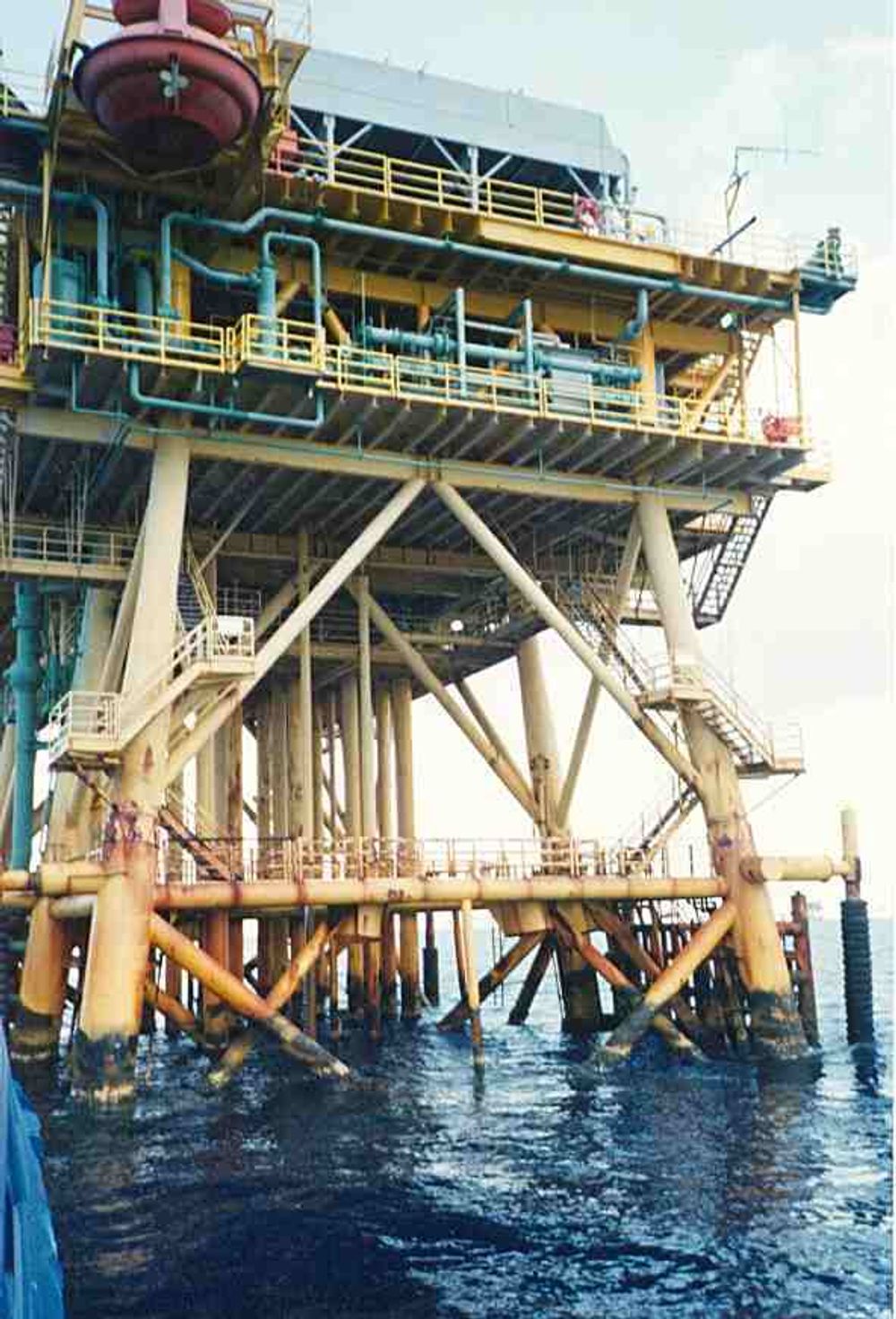 De fleste oljeinstallasjonene i Mexicogulfen er langt mindre enn i Nordsjøen og dermed mer sårbare for ekstremvær. De nærmeste står på grunt vann  i svømmeavstand fra kysten.