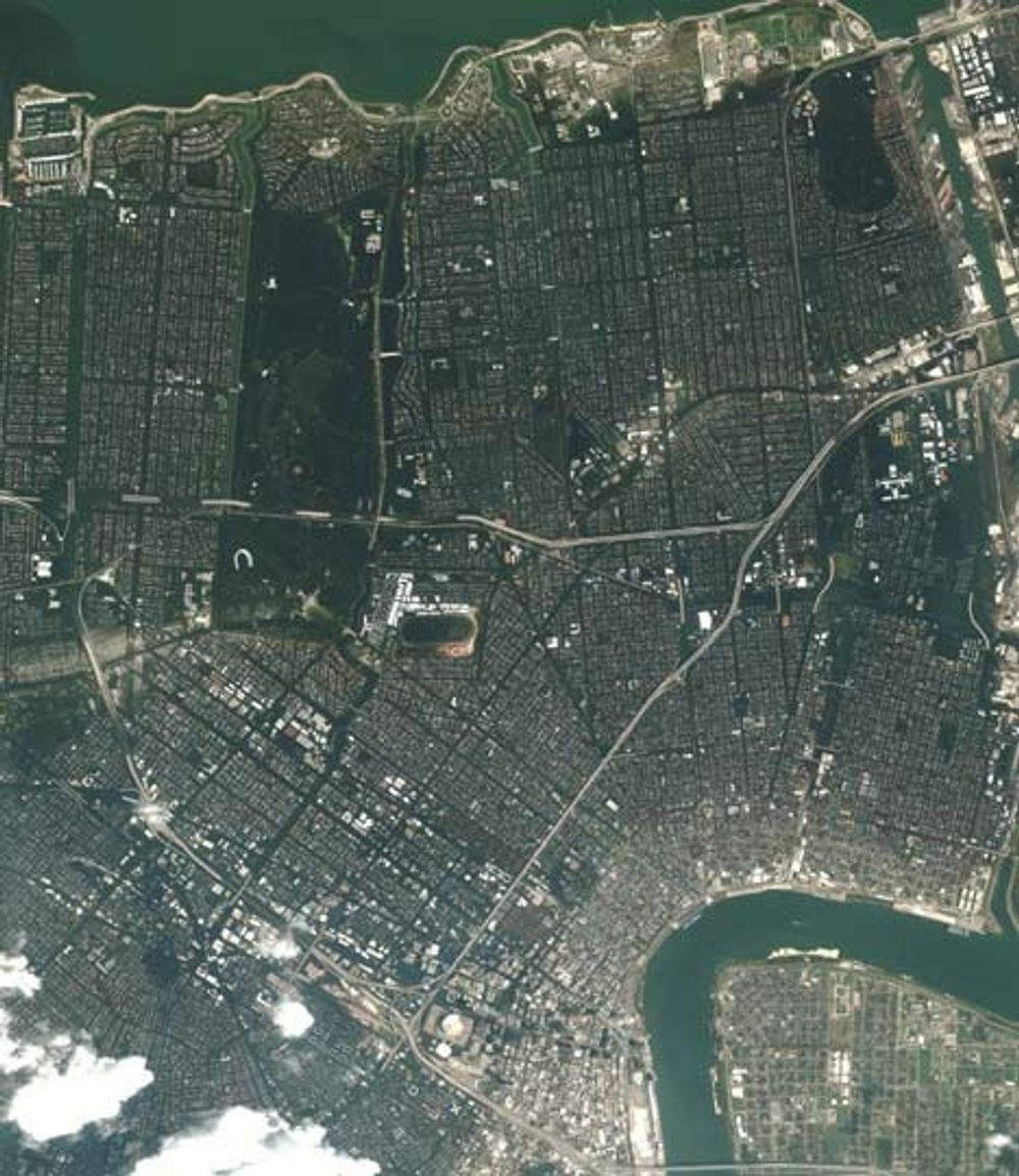 Sentrum av New Orleans fotogrfaert dagen etter at Katrina feide over. De lyse partier på veier er bygget på pæler og ligger over vann, mens de fleste sentrumsgater er oversvømmet. Skadeomfanget er enormt. Elva Mississippi sees nederst til høyre.