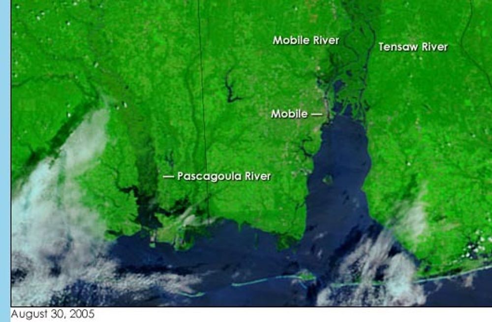 Mississippi og Alabama fotografert med spesialkamera - Moderate Resolution Imaging Spectroradiometer (MODIS) fra NASAs Terra satellitt. Bildene gis farger ut fra type geografi. Land blir kraftig grønt, mens hav og vann er mørkeblått. Skyer er hvite eller lyesblå. Flomrammede landområder blir mørkere grønne.
