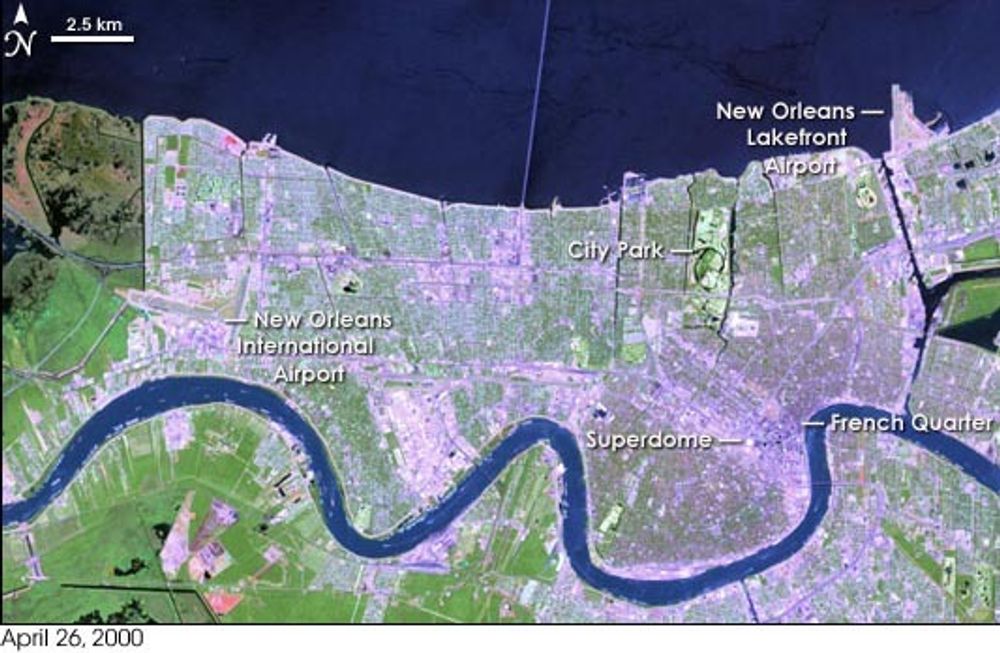 New Orleans fotografert med MODIS fra NASAs Terra-satellitt bare tre dager før Katrina raserte området. Store deler av New Orleans ligger lavere enn havoverflaten og bredden på Mississippi, bare beskyttet av høye voller og diker. Under orkanen brøt både diker og voller sammen flere steder.