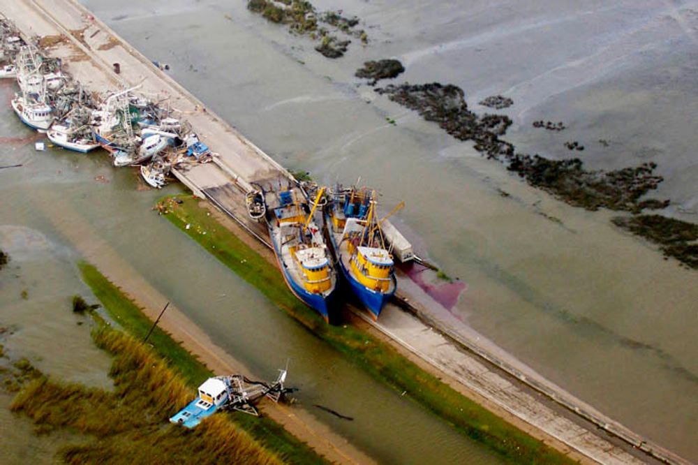 Flere fiskebåter er slynget opp på land. I Mexicogulfen ble 645 plattformer og 90 rigger evakuert og oljeproduksjonen stanset.