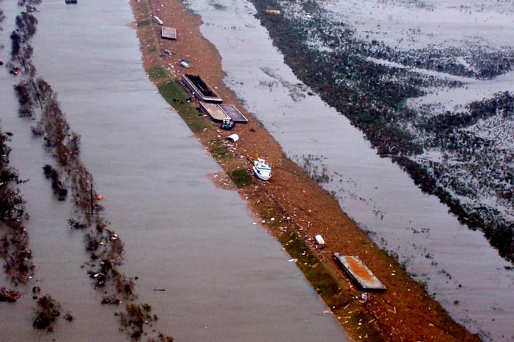 Flyfoto fra Plaquemines Parish som ble truffet av Katrina 29. august. Infrastrukturskadene er enorme.