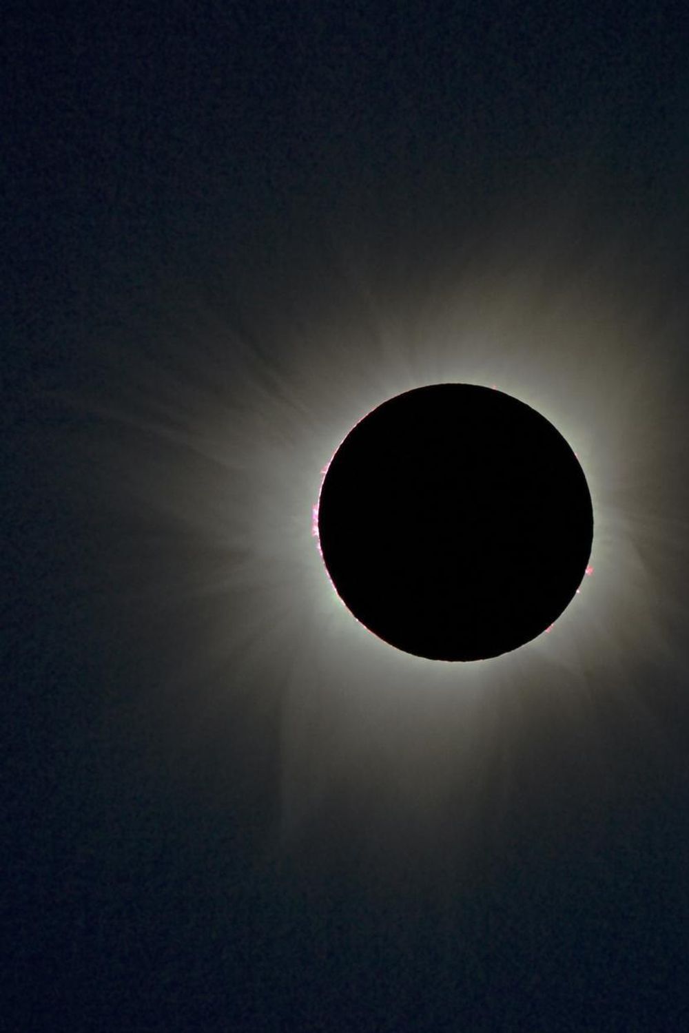 FILTER: For å se eller ta bilder av solen trenger man egne filtere. Her et bilde fra solformørkelse i Australia 4. desember 2002.
