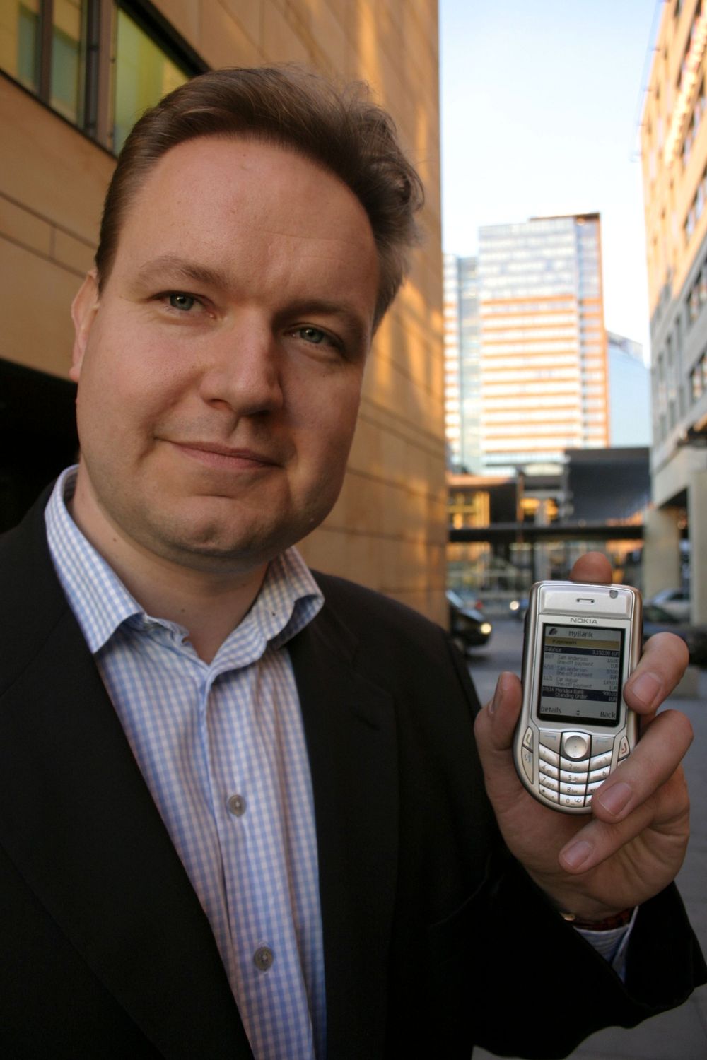 HÅPER PÅ BANK: Finnen Jyrki Suokas er viseadministrende markedssjef og håper at norske banker omfavner MyBank-programvaren hans. Nokia er deleier i selskapet som har utviklet de mobile banktjenestene. FOTO: Ragna Kronstad