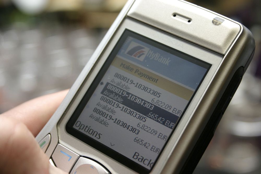 BANK PÅ MOBIL: Nokia og den finske banken Sambo har utviklet mobile banktjenster som kan lastes ned like lett som dagens mobilspill og ringetoner. Sikkert og trygt er det også, hevder de. En norsk storbank snuser allerede på løsningen.
