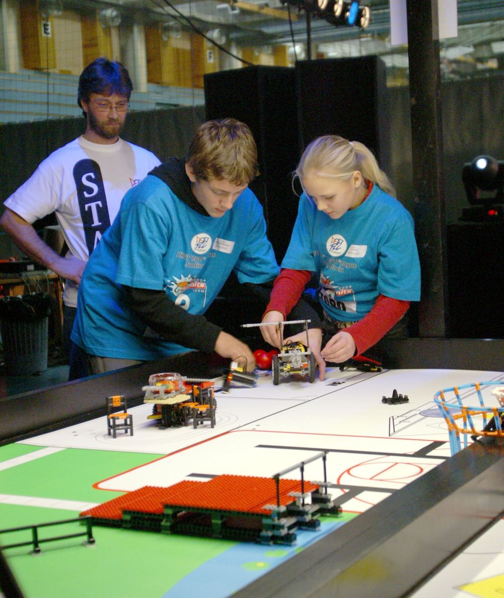 AKSJON: Laget Team Builders fra Bergen i aksjon. Dette laget fikk til slutt en fjerdeplass i robotkonkurransen.FOTO: FLL