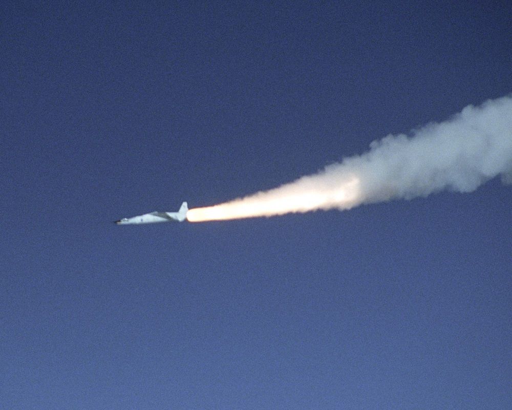 LITE FLY, STOR FART: Pegasus XL raketten har tent etter slippet fra B-52B bæreflyet, og X-43A flyet helt fremme i nesen er på vei mot en ny hastighetsrekord.  lengden på flyet er bare 3,8 m. (NASA)