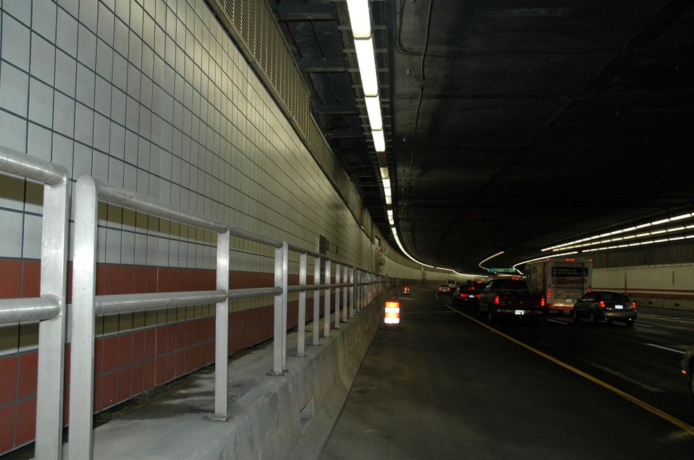 Det siger vann inn i tunnelen på I 93 i Boston. Lekkasjeproblemene øker og får vettskremte bilister til å frykte for sikkerheten. Foto: JS